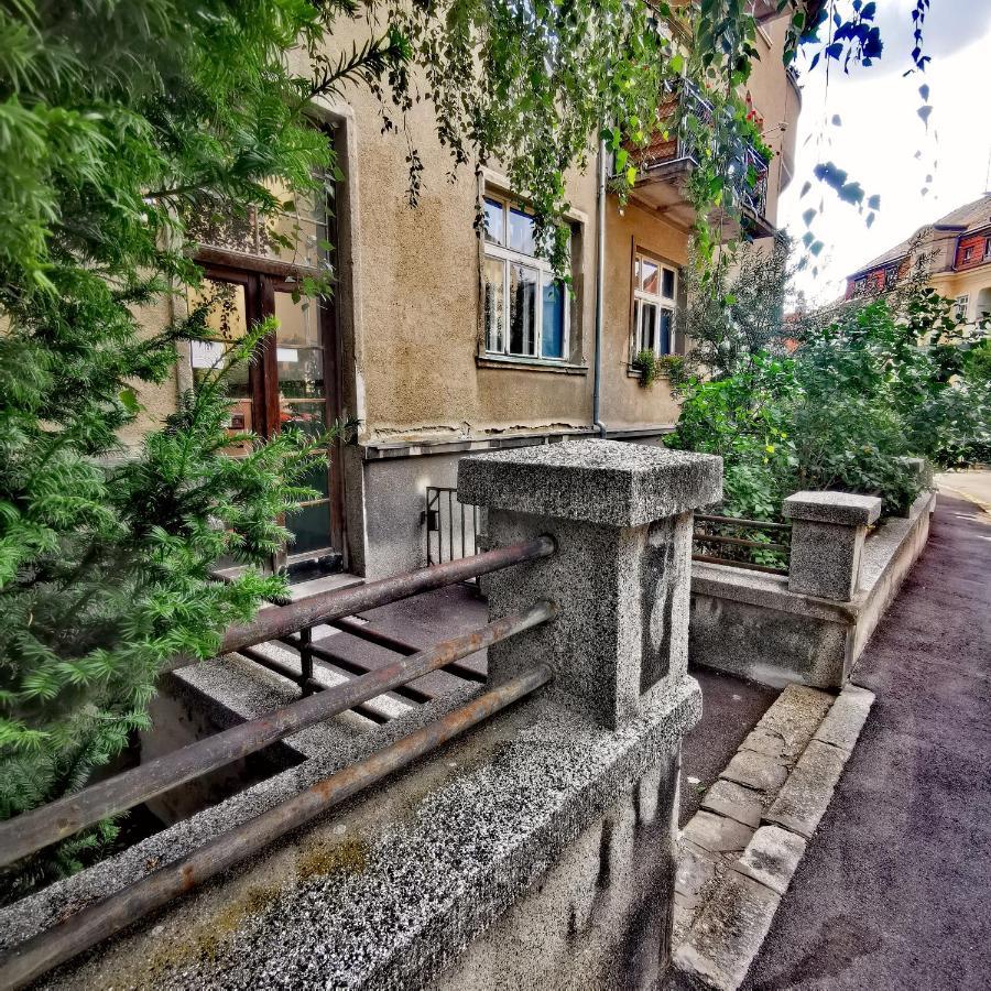 Cozyhome The Castle Apartment - Spacious, Quiet, High Ceiling Братислава Екстериор снимка