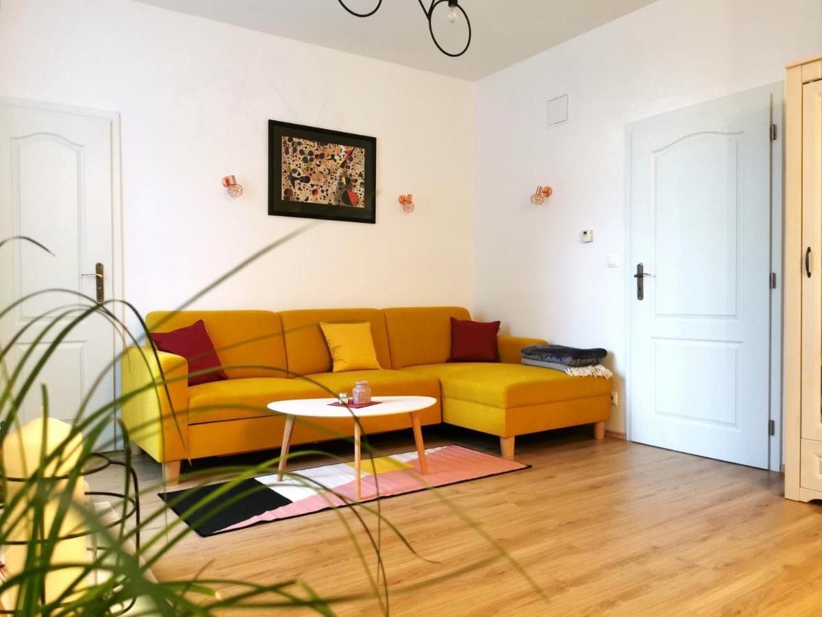Cozyhome The Castle Apartment - Spacious, Quiet, High Ceiling Братислава Екстериор снимка
