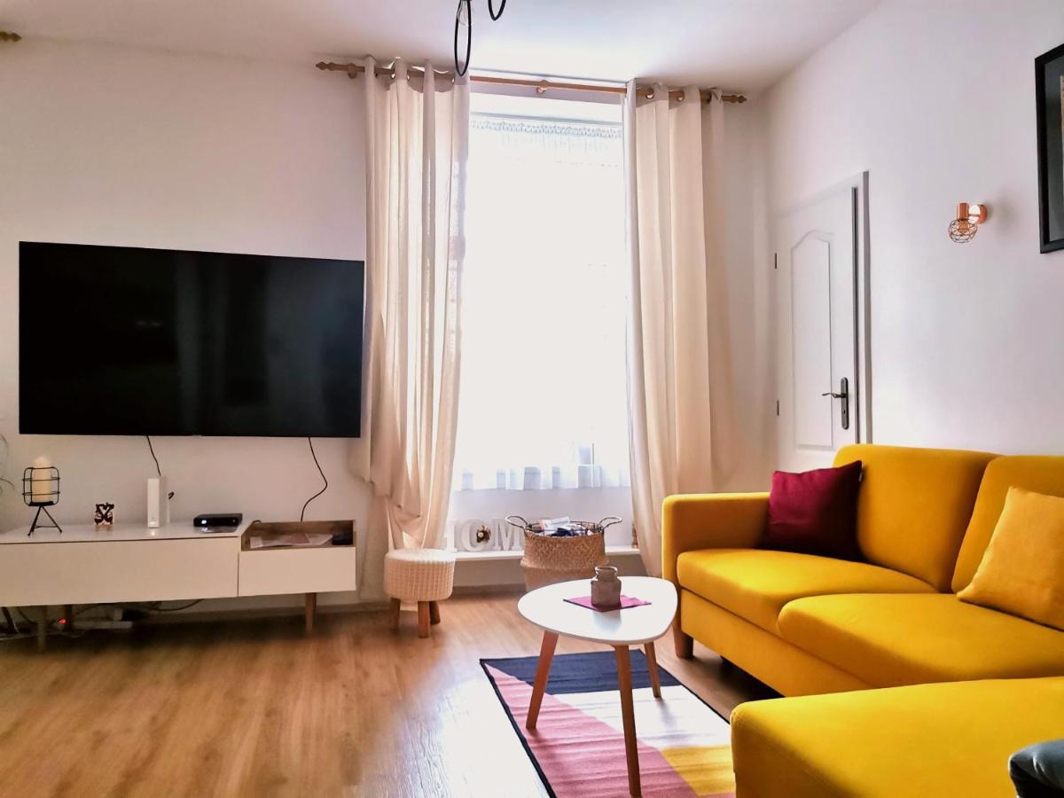 Cozyhome The Castle Apartment - Spacious, Quiet, High Ceiling Братислава Екстериор снимка